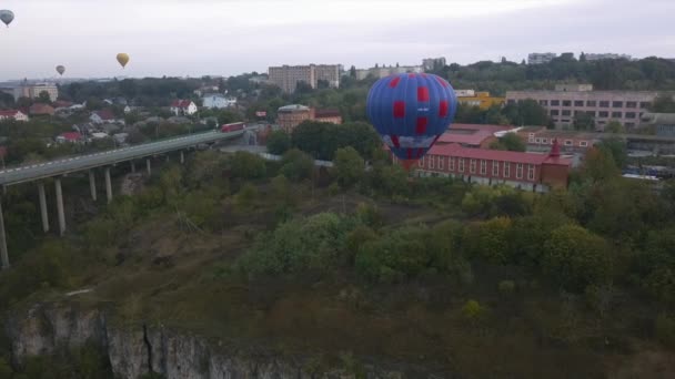 Ucraina 3 ottobre 2020, Kamyanets Podolsk Balloon Festival, lancio mattutino. Nuvolosità — Video Stock