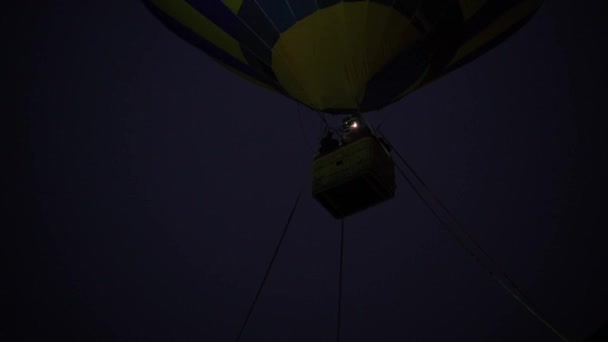 Warme lucht ballon festival, Night light show Oekraïne, slow motion. Kiev 18 december 2020 — Stockvideo