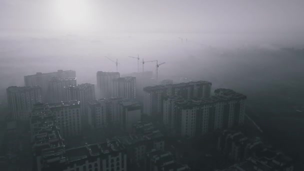 Morgenflug im Morgengrauen über den Bau von Häusern, schöne Aussicht — Stockvideo