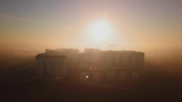 Morgenflug im Morgengrauen über den Bau von Häusern, schöne Aussicht — Stockvideo