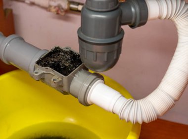 Tesisat, mutfak kontrol vanası tıkalı, sarı leğen ve boruyu tıkayan enkaz.