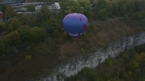 Украина 3 октября 2020 года, Каменец Подольский фестиваль воздушных шаров, утренний запуск. Облачность — стоковое видео