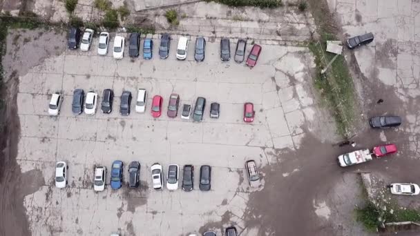 Pokuty za porušení parkování evakuátory z ptačí perspektivy, hlídané policií. Kyjev, Ukrajina. — Stock video