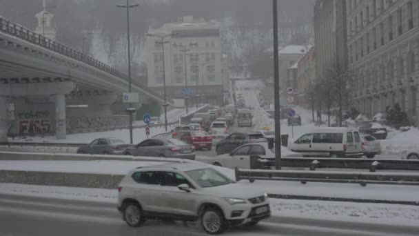 Ucrania 9 de febrero de 2021, atasco de tráfico en las nevadas, se permite una ambulancia a través de una línea dedicada — Vídeo de stock