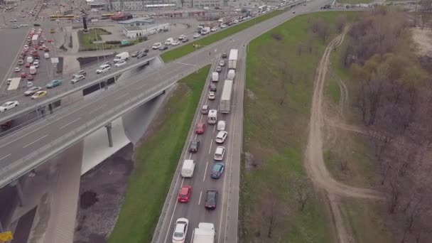 Ukraina, Kijów 18 kwietnia 2021 na szczycie widoku na kierowców solidarności niech karetka przejść do przodu na skrzyżowaniu z sygnalizacją świetlną. — Wideo stockowe