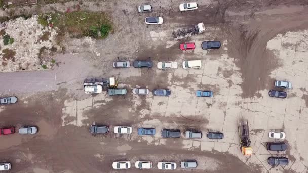 Böter för parkeringsöverträdelser av evakuerare från fågelperspektiv, bevakade av polisen. Kiev, Ukraina. — Stockvideo