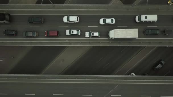 Yol kavşağı ve köprülerin üst görüntüsü. Araba şeritlerinden biri yavaş hareket ediyor.. — Stok video