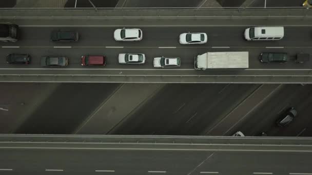 道路の交差点や橋の上からの眺め。車の車線の1つがゆっくりと動いています. — ストック動画