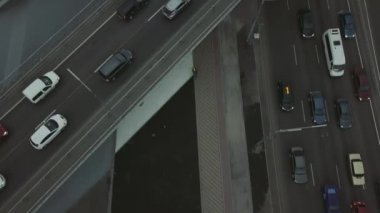 Yol kavşağı ve köprülerin üst görüntüsü. Araba şeritlerinden biri yavaş hareket ediyor..