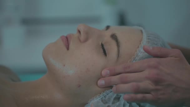 Close-up seorang gadis melakukan prosedur kosmetik, pijat wajah — Stok Video