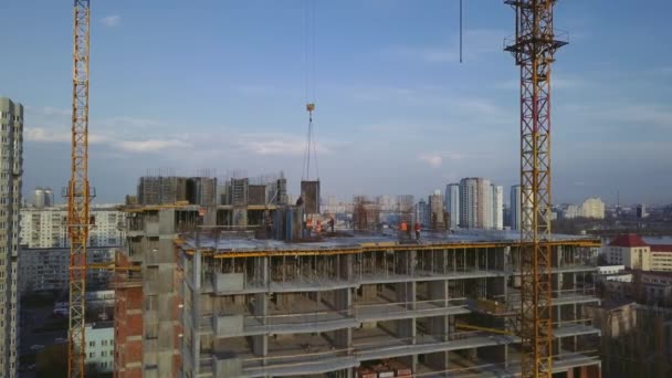 저녁에 고층 건물에서 일하는 노동자들 이 콘크리트를 부어 만드는 형식을 메운다. — 비디오