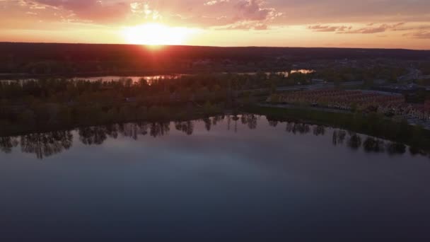 Kleurrijke zonsondergang over de baai vliegt de drone langzaam terug voor het bos en de weg Oekraïne, Kiev op 6 mei 2021. — Stockvideo