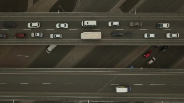 도로 교차점 과 다리의 맨 위에 있는 모습. 자동차 차선중 하나가 천천히 움직이고 있습니다.. — 비디오