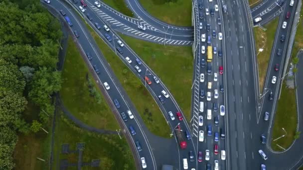 Akşam trafiğinin yoğun olduğu saatte üst geçitte trafik sıkışıklığı olan bir arabanın görüntüsü — Stok video