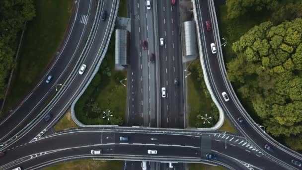 Luftaufnahme beladener Autos mit Stau im Berufsverkehr auf Autobahn mit Brücke — Stockvideo