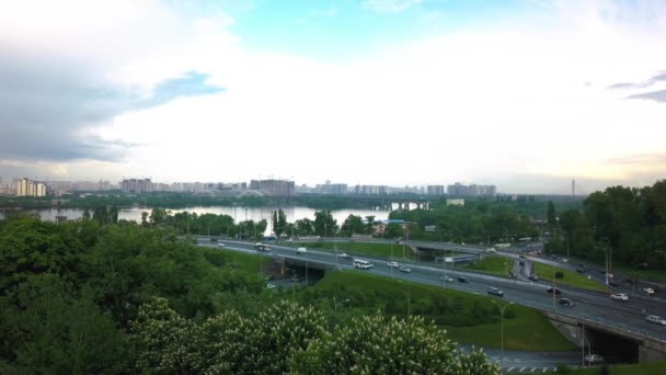 Fågelperspektiv på väg och flod. sommar blommande kastanj Ukraina, Kiev maj 18, 2021 — Stockvideo