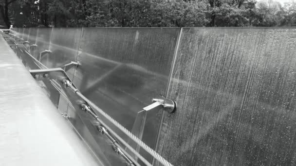 Visa efter regn på räcken och räcken av glasbron, svart och vit video reflektion. — Stockvideo