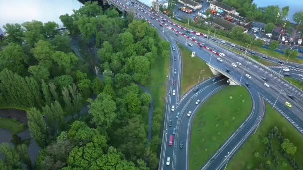 Vista dall'alto di un incrocio di traffico che si trasforma in un ponte sul fiume dopo la pioggia. — Video Stock