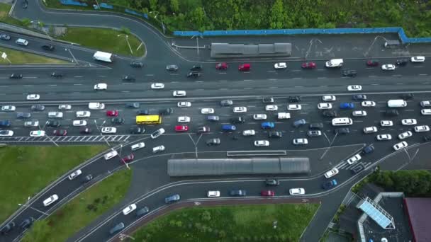 Utsikt från en höjd av en trafikstockningsbil på en överfart, på kvällen rusningstid — Stockvideo
