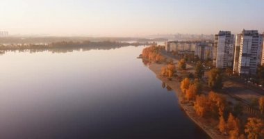 Sonbaharda körfezin üzerinden uçacak, sarı yapraklar ve şehrin kenar mahalleleri. Ukrayna, Kiev