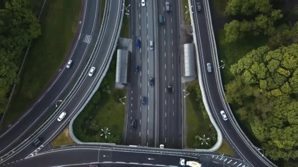 Letecký pohled létání nad naloženými vozy s dopravní zácpou v dopravní špičce na dálnici s mostem — Stock video