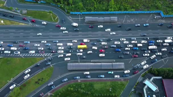 Vista directa desde arriba al tráfico por carretera. Atasco de tráfico en un cruce de carreteras. Vuelo aéreo Drone arriba hacia abajo Vista de la autopista concurrida ciudad hora punta carretera atasco de tráfico pesado — Vídeo de stock