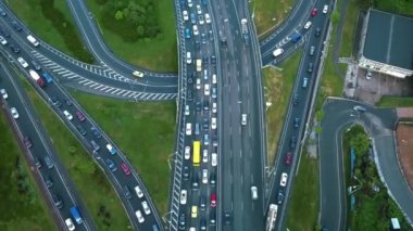Trafik sıkışıklığı olan dolu arabaların köprülü anayolda hava görüntüsü