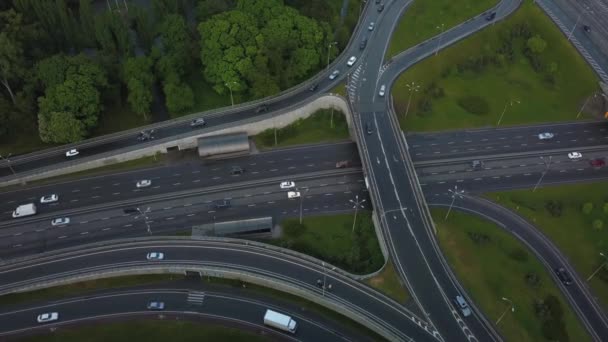 Vista aérea volando sobre los coches cargados con atasco de tráfico en hora punta en la carretera con puente — Vídeo de stock