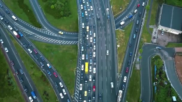 Vista aérea de carros carregados com engarrafamento na hora de ponta na estrada com ponte — Vídeo de Stock