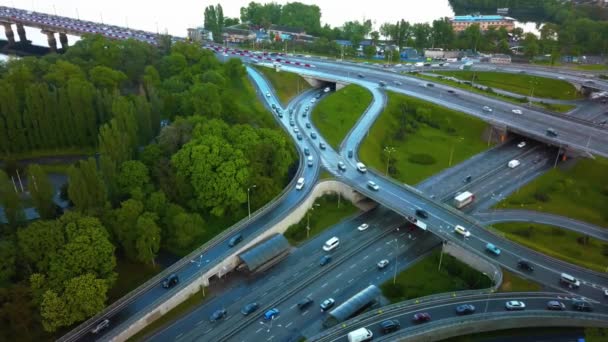 Widok z lotu ptaka załadowanych samochodów z korkiem w godzinach szczytu na autostradzie z mostem — Wideo stockowe