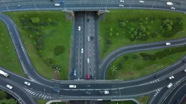 Trafik sıkışıklığı olan dolu arabaların üzerinden geçen hava manzaralı köprü ile karayolu trafiği