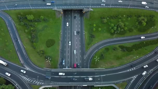 Letecký pohled létání nad naloženými vozy s dopravní zácpou v dopravní špičce na dálnici s mostem — Stock video