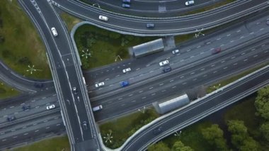 Trafik sıkışıklığı olan dolu arabaların üzerinden geçen hava manzaralı köprü ile karayolu trafiği