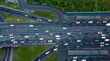 Yukarıdan yol trafiğine doğrudan bak. Bir otoyol kavşağında trafik sıkışık. Hava Aracı Uçağı, yoğun şehir trafiğinin yoğun olduğu otoban manzarasına doğru ilerliyor.