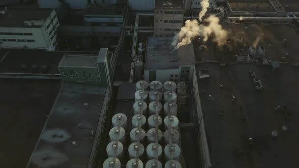 Widok z lotu ptaka nad zakładem produkcji piwa, kilka rzędów czołgów. — Wideo stockowe