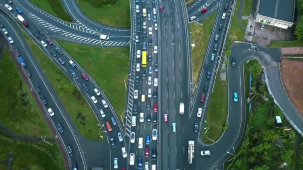 Αεροφωτογραφία φορτωμένων αυτοκινήτων με μποτιλιάρισμα σε ώρα αιχμής στον αυτοκινητόδρομο με γέφυρα — Αρχείο Βίντεο