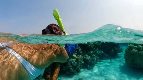 Férias de verão snorkeling no oceano perto do recife de mergulho. Um turista mascarado olha para o fundo arenoso debaixo de água. Subaquático dividir fotos — Fotografia de Stock