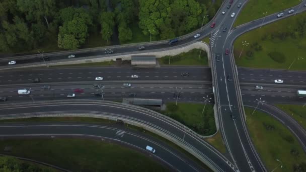 Αεροφωτογραφία που πετά πάνω από φορτωμένα αυτοκίνητα με μποτιλιάρισμα σε ώρα αιχμής στην εθνική οδό με γέφυρα — Αρχείο Βίντεο