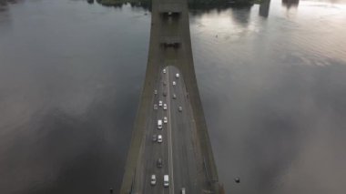 Güney köprüsü Kiev Ukrayna 'da hava bulutlu 8 Haziran 2021
