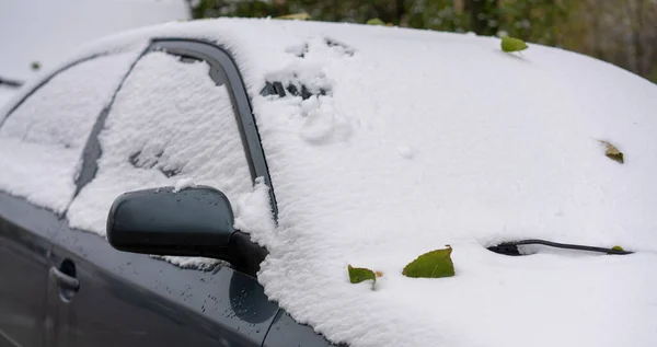 Après les chutes de neige, verre et miroir de voiture dans la neige — Photo