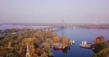 Sonbahar Kiev Ukrayna. Güney Köprüsü 'ne insansız hava aracı uçuşu. Güzel sarı ağaçlar, yumuşak ışık ve sis manzaralı..