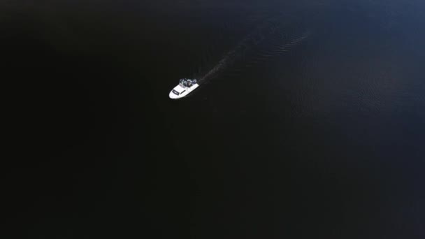 Nehir boyunca giden beyaz bir teknenin kuş bakışı görüntüsü — Stok video