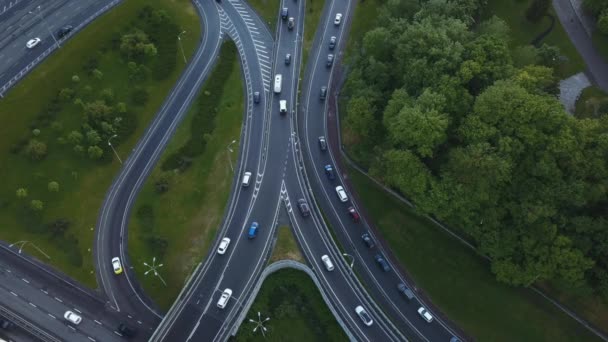 Letecký pohled létání nad naloženými vozy s dopravní zácpou v dopravní špičce na dálnici s mostem — Stock video