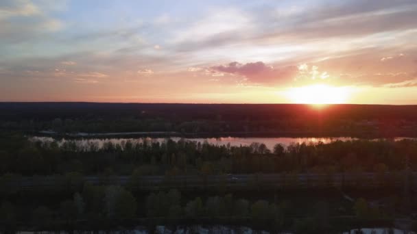 Bel tramonto con nuvole sul fiume in costruzione case al buio, Ucraina, Kiev il 6 maggio. — Video Stock