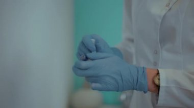 Hemşire enjeksiyon için şırıngaya aşı çizer. ellerin yakın çekimi