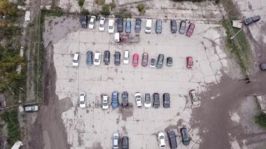 Tahliyeciler tarafından park ihlalleri için para cezası. Polis tarafından korunan kuş bakışı bir bakış açısından. Kiev, Ukrayna.