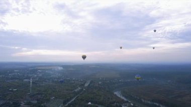 Ukrayna 3 Ekim 2020, Kamyanets Podolsk Balon Festivali, sabah açılışı. Bulutluluk