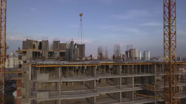 Un trabajador en un edificio de gran altura obstruye el encofrado para verter hormigón por la noche. — Vídeo de stock