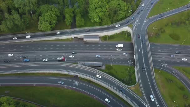 Letecký pohled létání nad naloženými vozy s dopravní zácpou v dopravní špičce na dálnici s mostem — Stock video