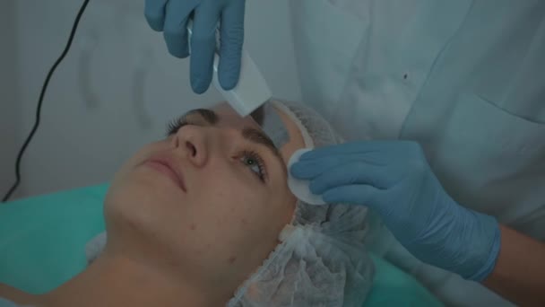 Procédure matérielle en cosmétologie. lifting non chirurgical de la peau du visage en clinique de beauté. Esthéticienne cosmétologue médecin déplaçant manipula sur le visage. traitement à micro-courant — Video